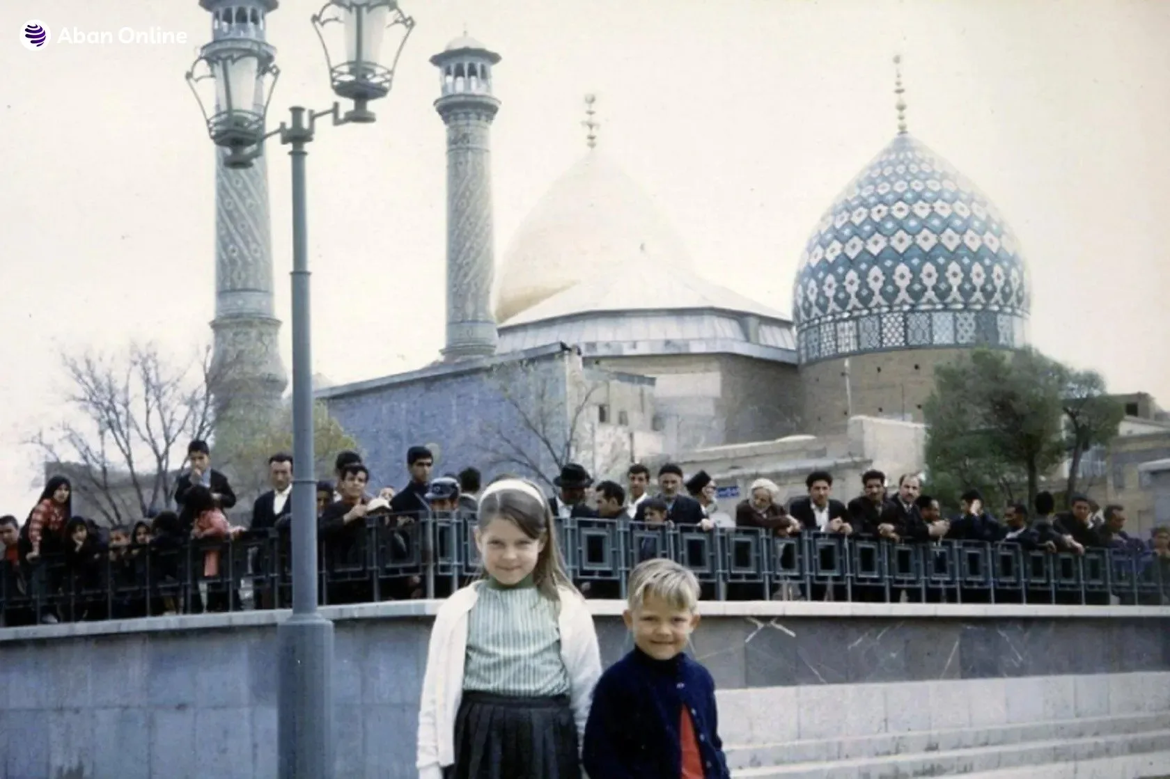 تصویر تاریخی از صحن ناصری در حرم شاه عبدالعظیم، نشان‌دهنده معماری قاجار و تغییرات پس از انقلاب